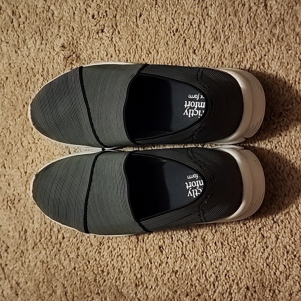 Navy Blue Strictly Comfort flex form slip ons sz 7.5